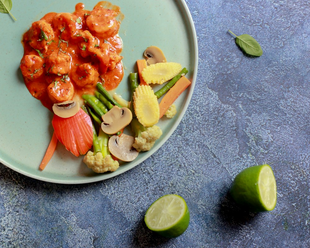 Assiette colorée avec riz complet et légumes
